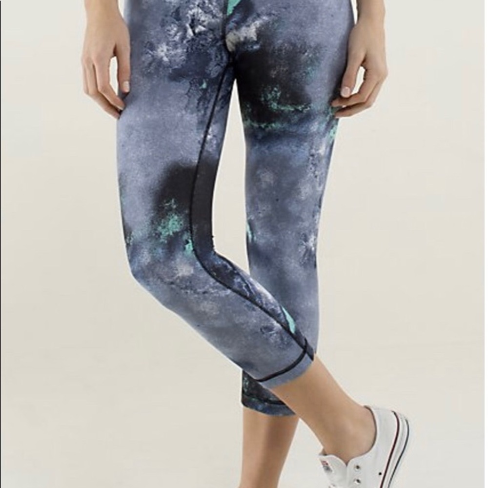 Wonder under Lululemon crops in Milky Way